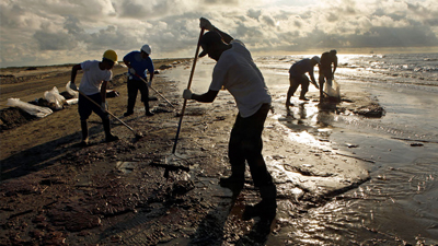 Crews work to clean up Louisiana beaches - photo Carolyn Cole/LA Times