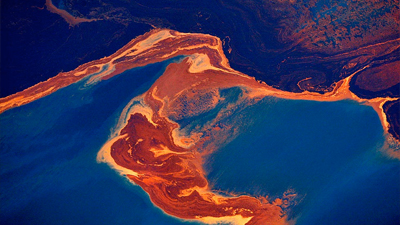 An aerial shot of the oil slick in the Gulf of Mexico - photo Carolyn Cole/LA Times