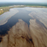 Oilsands tailings ponds leaking toxic chemicals-federal govt study